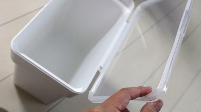 【tower（山崎実業） 密閉袋ごとペットフードストッカー】片手で簡単に開閉可能 