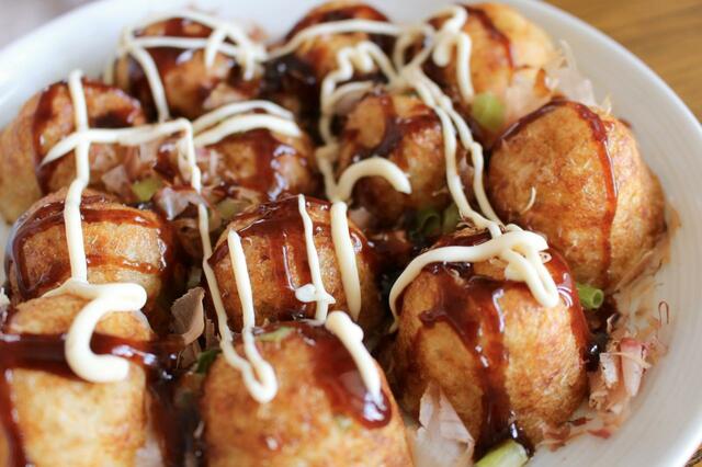 【ロピア　とろ〜りたこ焼き40個入り：399円】ソースや鰹節、青のり、マヨネーズをかけて