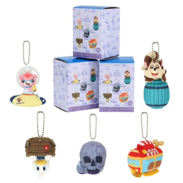 ぬいぐるみチャーム 1,400円｜ミッキーたちが楽しそうに巡っているパークのマップやアイコンをモチーフにしたグッズ｜販売店舗：東京ディズニーランド「グランドエンポーリアム」、東京ディズニーシー「タワー・オブ・テラー・メモラビリア」｜発売日：2025年1月9日（木）