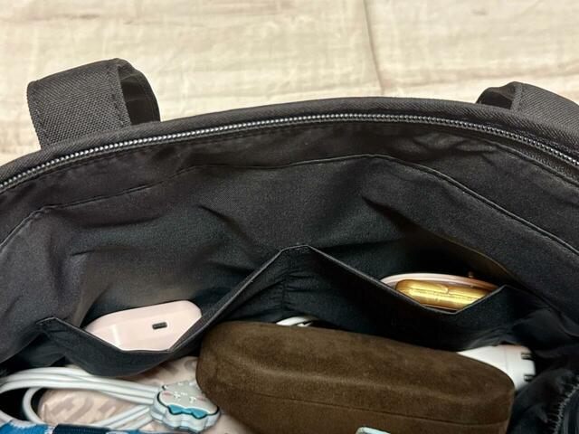 内側のオープンポケットには、ミラーやイヤホンなどの細々したものを収納