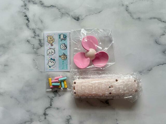 せんぷうき、羽根、消しゴム、シールがついてきます
