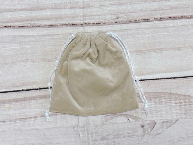 背面は装飾がないシンプルなデザイン