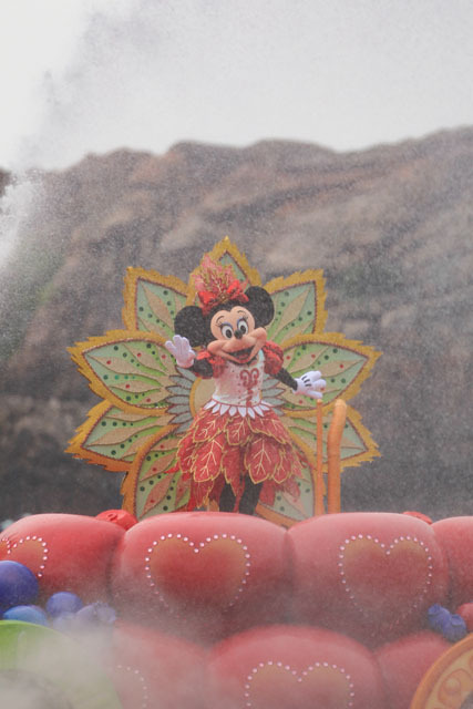 「ミニーのトロピカルスプラッシュ」／TDS「ディズニー・サマーフェスティバル」2015（撮影：YOSHI）