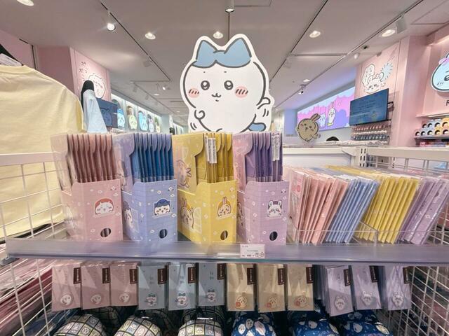 【ちいかわらんど 原宿店】棚の上にも要注目。キュートなハチワレを見逃さないよう注意です!