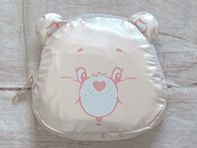 なんとケアベア™︎のフェイスポケットに収納できる、キュートなパッカブルエコバッグ!