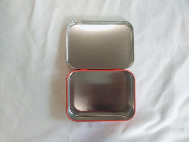 【ハローキティの缶ケース】小物が入る大きさ