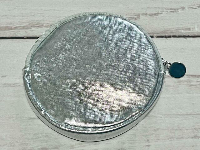 バックは装飾がないシンプルな無地