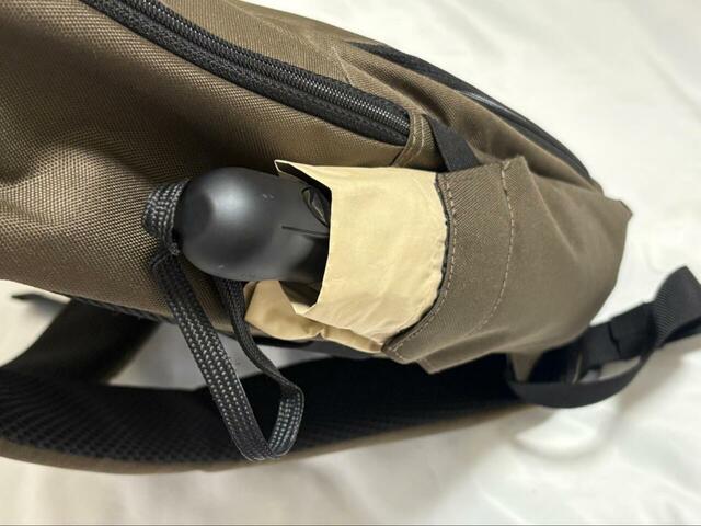 【ワークマン/コーデュラ(R)ネストリュック】サイドにはペットボトルや折りたたみ傘を入れられるポケットが2つ。上部はゴム付きで落ちにくい安心設計!