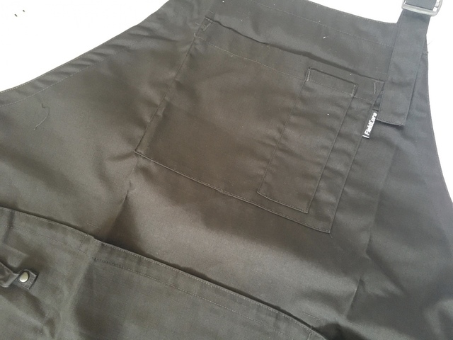 【ワークマン 耐久撥水リップストップエプロン】便利なペン差しつき