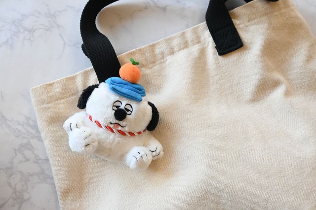 【『SNOOPY'S BROTHER OLAF 鏡餅オラフのぬいぐるみチャーム BOOK』(宝島社)】ボールチェーンでバッグに取り付けが可能です