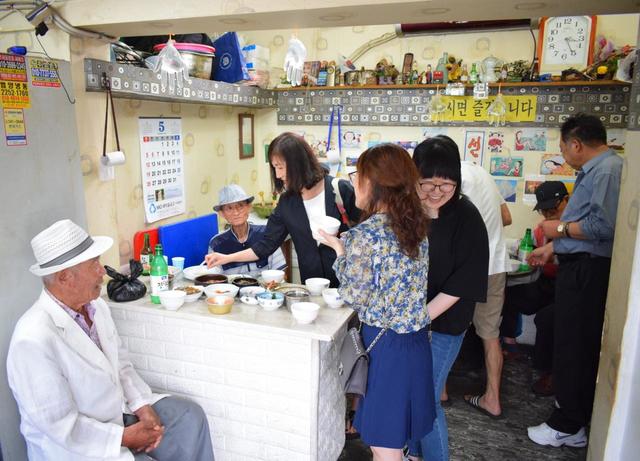 宗廟脇にあったもう一軒の立ち飲み屋「ドレミ・ジャンスルチプ」。高齢の常連客にはイスも提供する親切な店だったが、コロナで惜しくも廃業