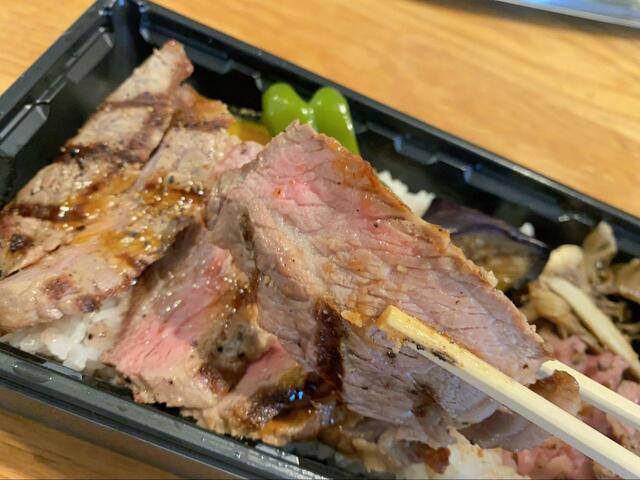 【ロイヤルホスト アンガスサーロインステーキ重】ファミリーレストランのクオリティとは思えません。