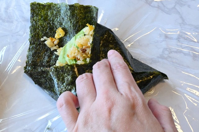 【冷凍炒飯アレンジレシピ「炒飯おにぎらず」】四方から折りたたみます