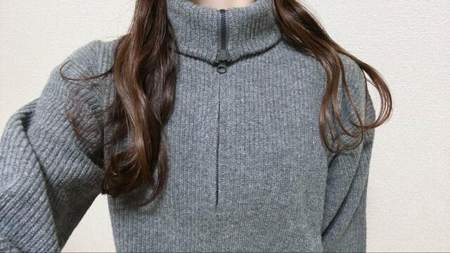 【UNIQLOプレミアムラムハーフジップセーター】ハーフジップを全部閉めて折り曲げて着ても可愛い!