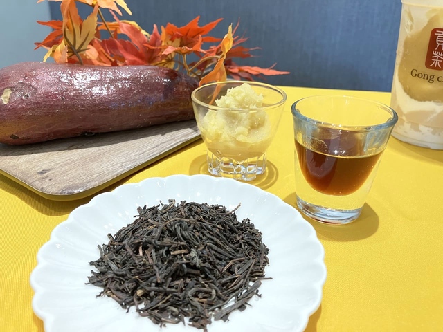 【ゴンチャ】ブラックティー、さつまいもペースト、焼き芋ソース