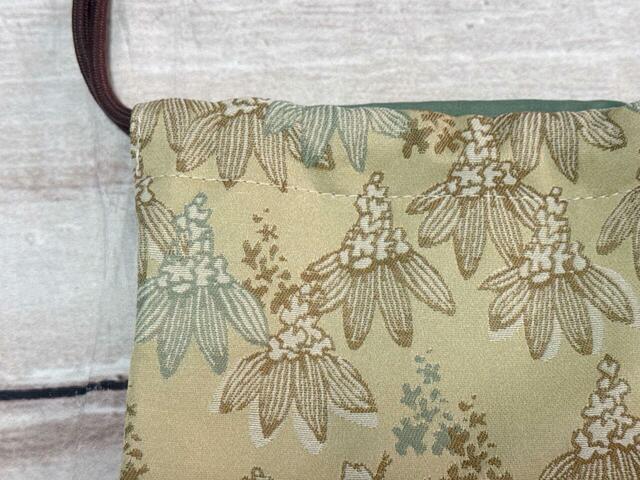 素材はポリエステル。しっかりとした厚手の生地です