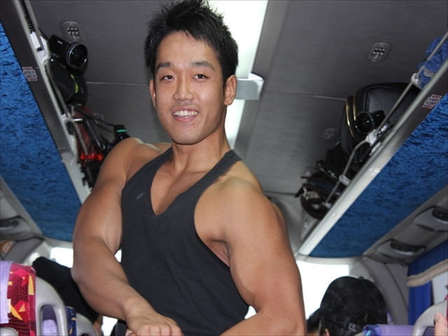 マッチョたちの自己紹介タイム。最後は自慢のポーズでシメ！