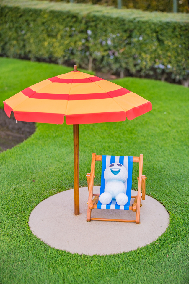 「クリスタルパレス・レストラン」前のスノーギース｜東京ディズニーランド 2016年「アナとエルサのフローズンファンタジー」（撮影 / YOSHI）