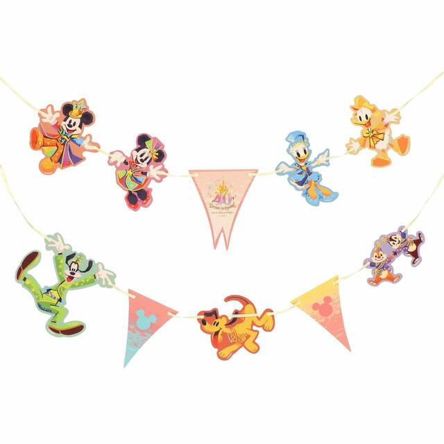 デコレーションキット 1,000円｜サイズ：（キャラクターパーツ）縦約5～9cm×横約6～10cm、7絵柄各1枚、（フラッグパーツ）縦約9×横約7cm、3絵柄各2枚（リボン）長さ約2ｍ｜東京ディズニーリゾート40周年“ドリームゴーラウンド”スペシャルグッズ｜発売日：2023年4月10日（月）｜販売店舗：東京ディズニーランド「グランドエンポーリアム」、東京ディズニーシー「エンポーリオ」