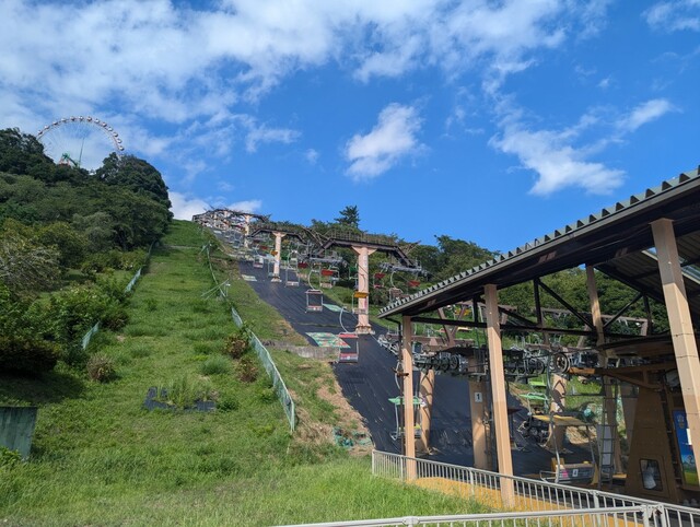 【さがみ湖MORI MORI】山頂に向かうペアパラレルリフト