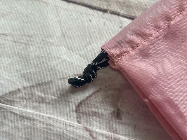 巾着の紐はブラック。アウトドアテイストでキュート！