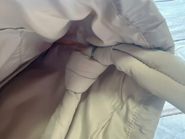 ショルダーストラップは内側の結び目位置で、長さの調整が可能