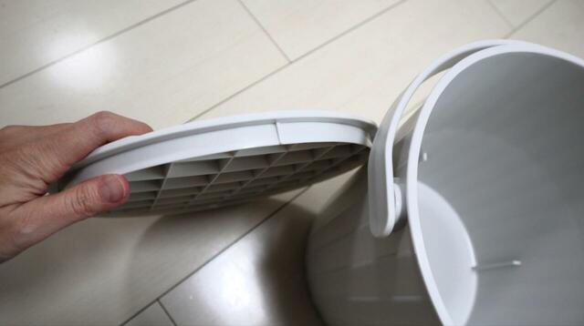 【ニトリ 座れるマルチバケット 10L】 ふたは押し込む必要はなく、簡単に外れます◎