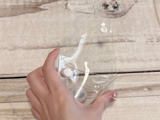 背面のスナップボタンで開閉する仕様