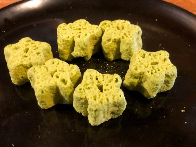 【ファミリーマート　濃い宇治抹茶のしみチョココーンミニ】抹茶が染み込んだ鮮やかな緑色