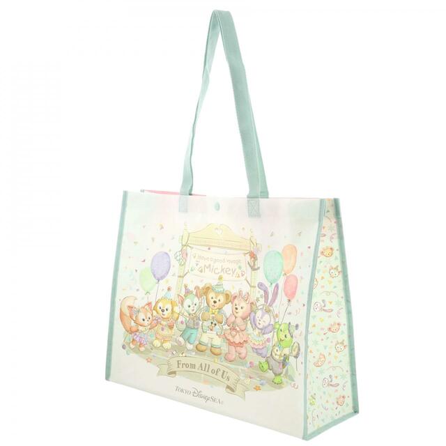 ショッピングバッグ 1,000円｜高さ約35×幅約45×マチ約14cm｜「ダッフィー＆フレンズのフロム・オール・オブ・アス」グッズ｜東京ディズニーリゾート40周年“ドリームゴーラウンド”｜発売日：2023年4月10日（月）｜販売店舗：東京ディズニーシー「マクダックス・デパートメントストア」