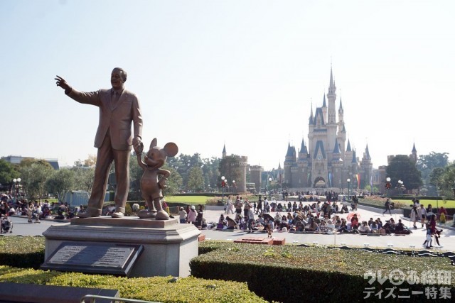 パートナーズ像脇からの風景