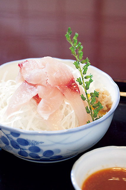 うなぎ 小島屋（南浦和） 鯉のあらい 980円 群馬から毎日仕入れているという鯉を使用。ぷりぷりの食感。