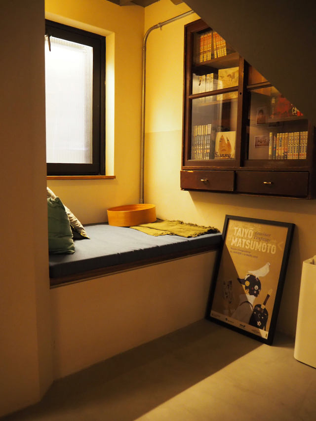 【台湾食べ歩きの旅#13】「House of Takao Ginza」の階段途中の踊り場にはソファと本棚が。メイン通りから一歩入ったアーケード内なので、静かに読書できそう