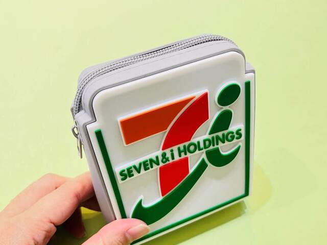 【セブン‐イレブン 福袋2025】セブンの看板を完全再現したポーチ！