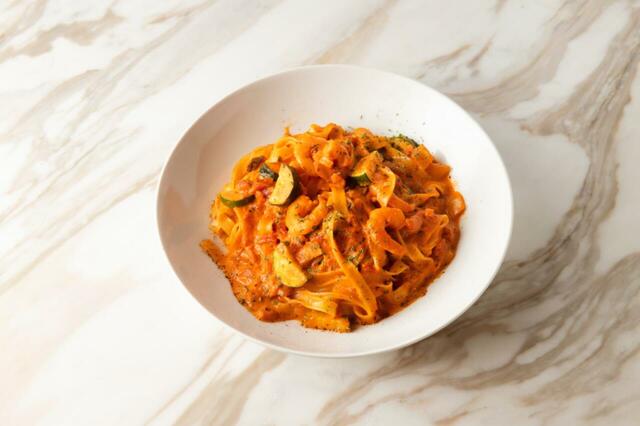 「海老とグリル野菜のトマトクリームパスタ」<価格:2,080円(税込)>【渋谷「Pepper PARLOR」で“焼きたてパン全30種”が食べ放題!選べるメインは「グリルチキン グレービーソース」など全4種類!】