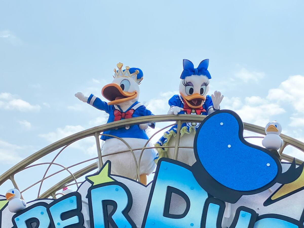 東京ディズニーランドがドナルド一色に! パレードからマンホールまで