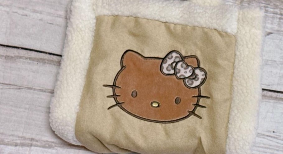 セブンでも買える「ハローキティの新作バッグ」がステキすぎる！推し