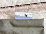 右下部には「miffy」のロゴタグ付き