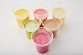 マンゴー、ストロベリー、バナナ＆アップル、抹茶＆メロン、ベリーヨーグルト、アサイー＆ピーチ（左奥から） 各540円
