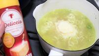 【サッポロ一番 塩らーめんでガリバタ鍋】鍋スープに麺と卵、粉チーズを入れます