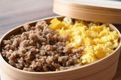 【つくりおき食堂「5分で完成するそぼろ弁当」】肉と卵のコントラストがきれい～！