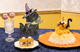 「ハッピー“ミャオ”イーン!栗とかぼちゃのドレスショートケーキ(写真右)、ココアクッキーとストロベリーの肉球メレンゲ(写真左)」、<大人4,700円>【Meow Halloween Party】