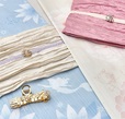  浴衣・結び帯 セット 各14,500円 帯締め 各1,600円 ヘアクリップ 3,000円【Disney YUKATA Collection】