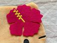 ハイビスカスはフェルト調の生地。ホットピンクがキュート！