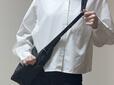 【GU ソフトナイロンクロスボディバッグ】着用したままショルダーベルトの長さを調整可能！つまみを持ってショルダーベルトを下に引くと短くなり、バッグ自体を引っ張ると長くなる仕組みです