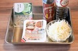 【ヘルシーチョモランマ飯】材料はパックごはん、キャベツ、ちりめんじゃこなど