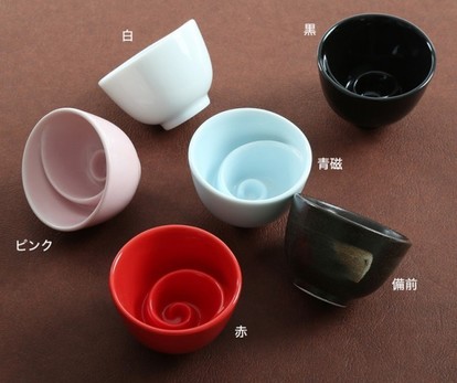 注ぐとお酒が渦を巻く! 「うず猪口」個性的デザインの理由 - うまいめし