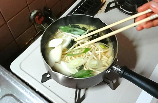 2分後にモヤシ、ワカメ、長ネギを追加