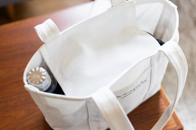 中身が丸見えにならないようフラップを付けました