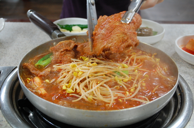 大ぶりの国産豚肉を食べやすいようハサミで切ってくれる